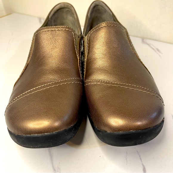 Clarks In Motion Walking Shoes Women’s 9.5 Bronze Leather Comfy Loafers Slip On - Picture 3 of 9